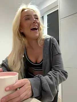 Snapshot of Naughtyblondex chatting on March 26, 1:11 am Naughtyblondex online show from March 26, 1:11 am