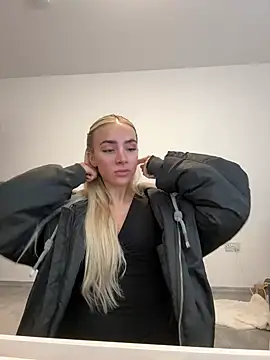 Snapshot of Naughtyblondex chatting on April 1, 8:28 pm Naughtyblondex online show from April 1, 8:28 pm