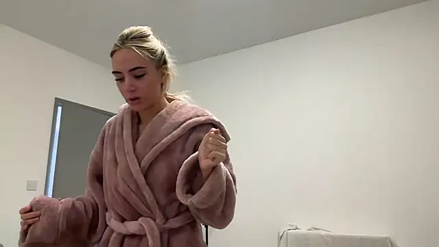 Snapshot of Naughtyblondex chatting on April 2, 12:03 pm Naughtyblondex online show from April 2, 12:03 pm