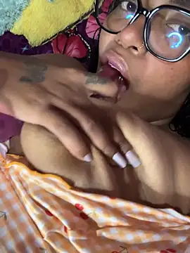 Snapshot of Piel_Canella chatting on March 7, 1:24 am Piel Canella online show from March 7, 1:24 am