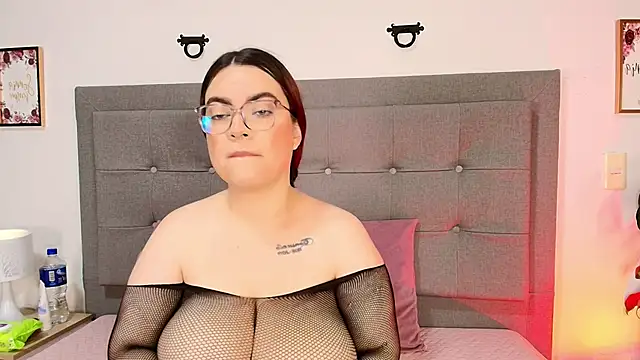 Snapshot of Kiara_noirr chatting on April 4, 11:40 am Kiara noirr online show from April 4, 11:40 am