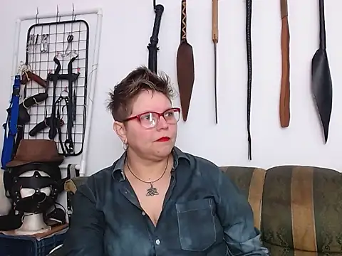 Leah R online show from April 1, 2:03 pm