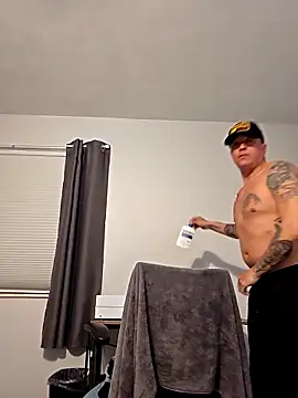 Snapshot of DoggiiDick chatting on March 10, 1:43 am DoggiiDick online show from March 10, 1:43 am