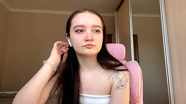 Snapshot of TrulaPhay chatting on March 25, 9:26 am TrulaPhay online show from March 25, 9:26 am