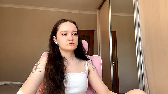 Snapshot of TrulaPhay chatting on April 1, 5:08 am TrulaPhay online show from April 1, 5:08 am