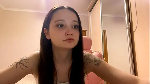 Snapshot of TrulaPhay chatting on April 2, 3:09 pm TrulaPhay online show from April 2, 3:09 pm