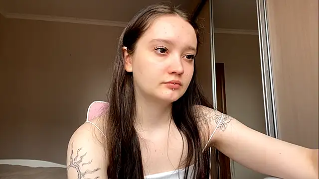 Snapshot of TrulaPhay chatting on April 5, 6:54 am TrulaPhay online show from April 5, 6:54 am