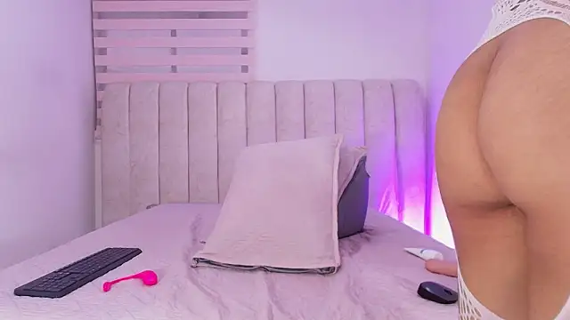 Snapshot of sofi_velezz chatting on March 15, 12:00 pm sofi velezz online show from March 15, 12:00 pm