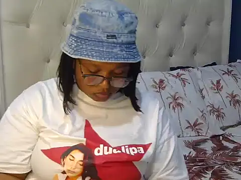 Snapshot of Cuddle_Zee chatting on May 5, 2:25 pm Cuddle Zee online show from May 5, 2:25 pm