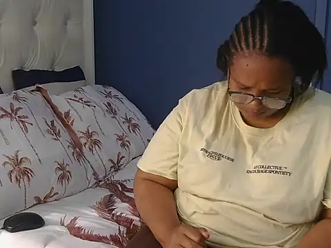 Snapshot of Cuddle_Zee chatting on May 9, 12:54 pm Cuddle Zee online show from May 9, 12:54 pm