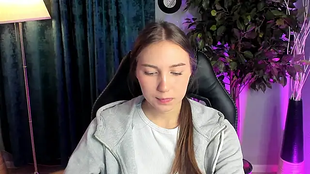 OliviaLang online show from March 23, 11:14 am