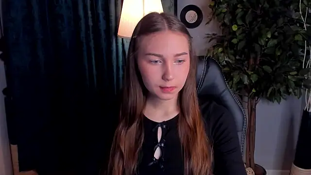 OliviaLang online show from April 2, 11:30 am