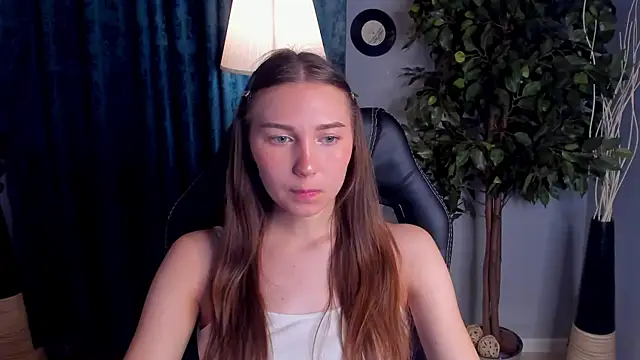 OliviaLang online show from April 3, 11:30 am