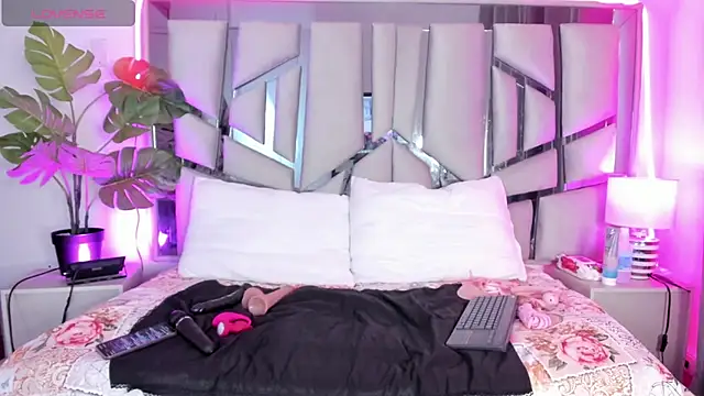 Snapshot of lucy_davies chatting on March 18, 11:46 am lucy davies online show from March 18, 11:46 am