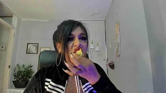 Nahomy Collins  online show from March 31, 7:36 pm