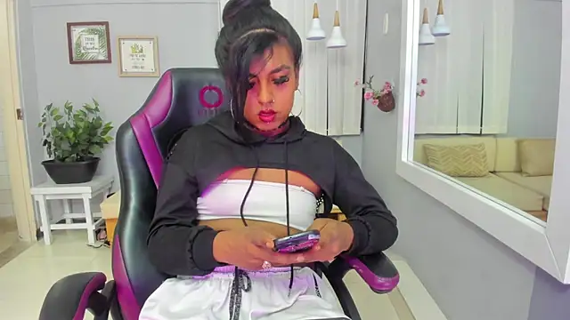 Nahomy Collins  online show from May 19, 7:42 pm