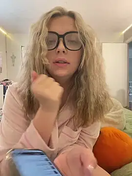 Snapshot of imkhloe chatting on March 27, 10:42 pm imkhloe online show from March 27, 10:42 pm