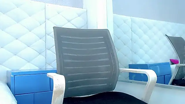 Snapshot of catriona_queen16 chatting on April 4, 7:39 am catriona queen16 online show from April 4, 7:39 am