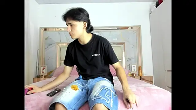 Snapshot of monky_0002 chatting on March 15, 12:49 am monky 0002 online show from March 15, 12:49 am