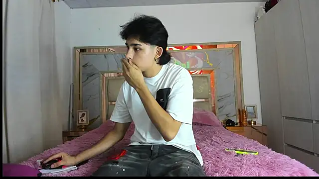 Snapshot of monky_0002 chatting on March 17, 12:04 am monky 0002 online show from March 17, 12:04 am