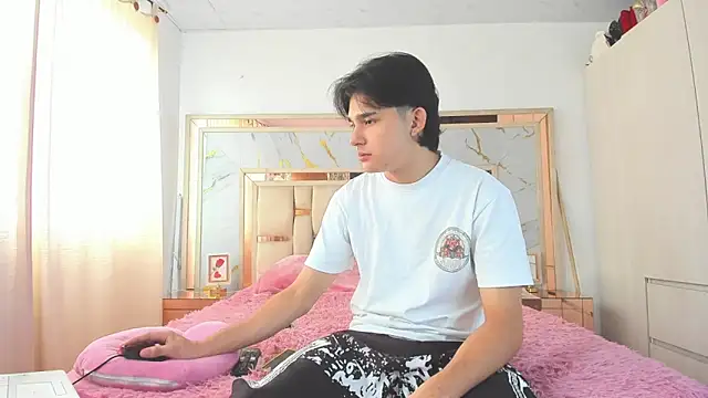 Snapshot of monky_0002 chatting on March 18, 5:49 pm monky 0002 online show from March 18, 5:49 pm