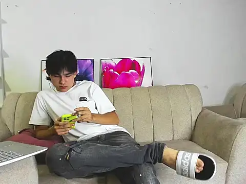 Snapshot of monky_0002 chatting on March 30, 11:50 pm monky 0002 online show from March 30, 11:50 pm