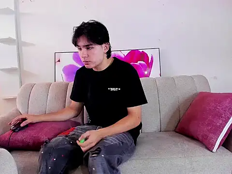 Snapshot of monky_0002 chatting on April 1, 2:58 pm monky 0002 online show from April 1, 2:58 pm