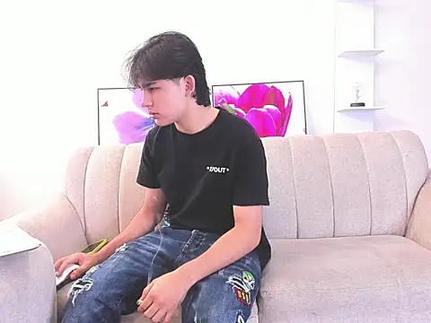 Snapshot of monky_0002 chatting on April 4, 3:31 pm monky 0002 online show from April 4, 3:31 pm