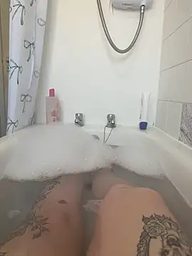 Snapshot of BeeMay22 chatting on March 22, 10:40 am BeeMay22 online show from March 22, 10:40 am