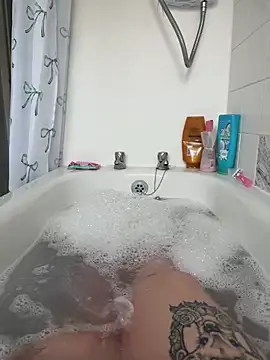 Snapshot of BeeMay22 chatting on March 23, 1:26 pm BeeMay22 online show from March 23, 1:26 pm