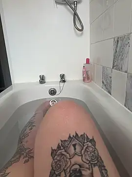 Snapshot of BeeMay22 chatting on March 25, 2:01 pm BeeMay22 online show from March 25, 2:01 pm