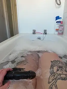 Snapshot of BeeMay22 chatting on March 26, 12:33 pm BeeMay22 online show from March 26, 12:33 pm