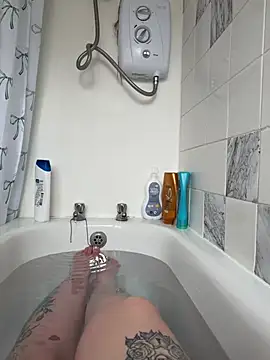 Snapshot of BeeMay22 chatting on April 4, 12:35 pm BeeMay22 online show from April 4, 12:35 pm