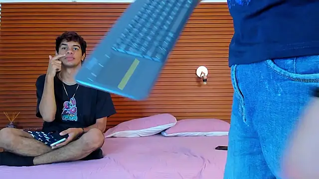 Snapshot of peakk_twiinns chatting on March 9, 11:36 am peakk twiinns online show from March 9, 11:36 am