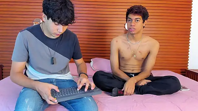 Snapshot of peakk_twiinns chatting on March 13, 11:28 am peakk twiinns online show from March 13, 11:28 am