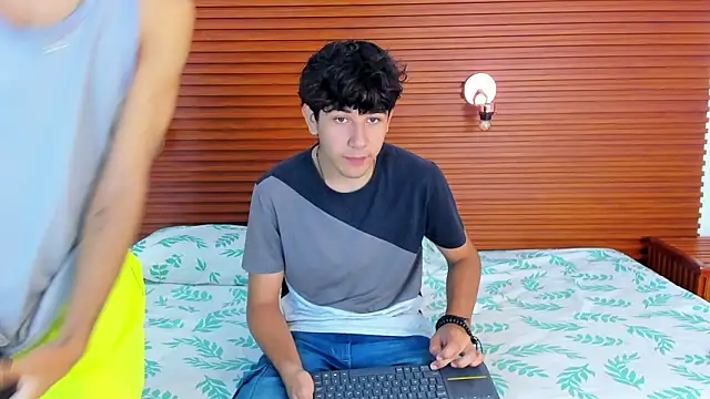 Snapshot of peakk_twiinns chatting on March 20, 11:48 am peakk twiinns online show from March 20, 11:48 am