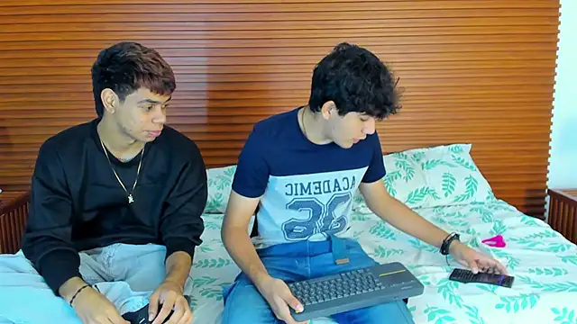 Snapshot of peakk_twiinns chatting on March 21, 11:37 am peakk twiinns online show from March 21, 11:37 am