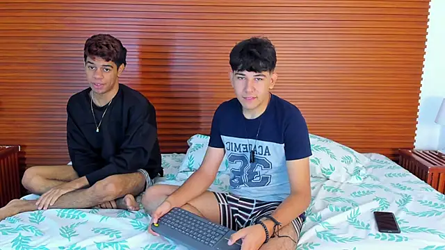 Snapshot of peakk_twiinns chatting on March 31, 11:32 am peakk twiinns online show from March 31, 11:32 am