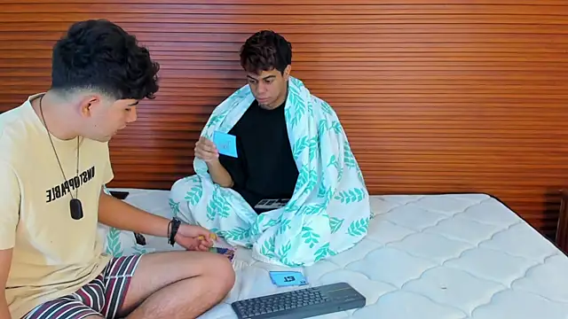 Snapshot of peakk_twiinns chatting on April 1, 1:41 pm peakk twiinns online show from April 1, 1:41 pm