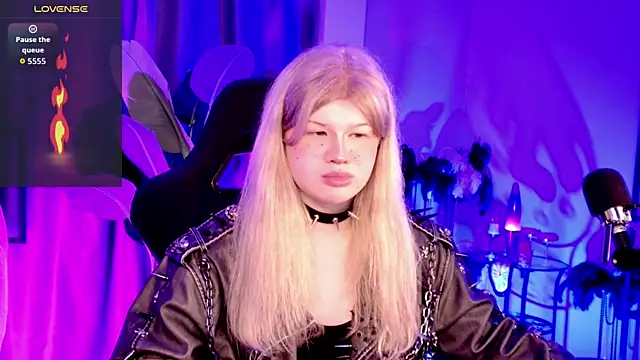 Snapshot of LilithNlsn chatting on April 2, 9:34 pm LilithNlsn online show from April 2, 9:34 pm