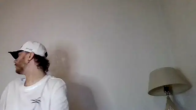 Snapshot of TallHungandCloudy69 chatting on April 4, 4:22 am TallHungandCloudy69 online show from April 4, 4:22 am