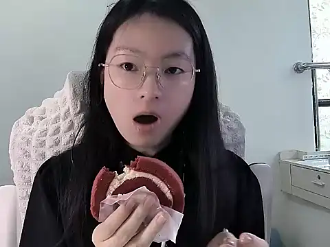 Snapshot of Eeya-36 chatting on March 19, 9:35 am Eeya-36 online show from March 19, 9:35 am