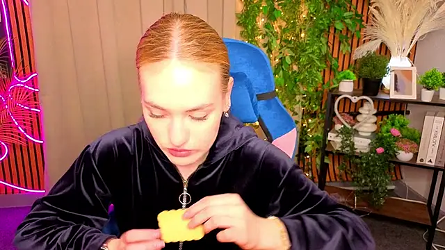 Snapshot of JenniferCamprell chatting on April 1, 4:26 pm JenniferCamprell online show from April 1, 4:26 pm