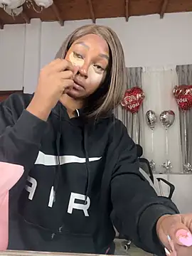 Snapshot of LiaTrainor chatting on March 23, 11:47 am LiaTrainor online show from March 23, 11:47 am