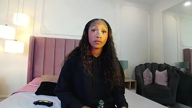 Snapshot of LiaTrainor chatting on April 6, 12:28 pm LiaTrainor online show from April 6, 12:28 pm