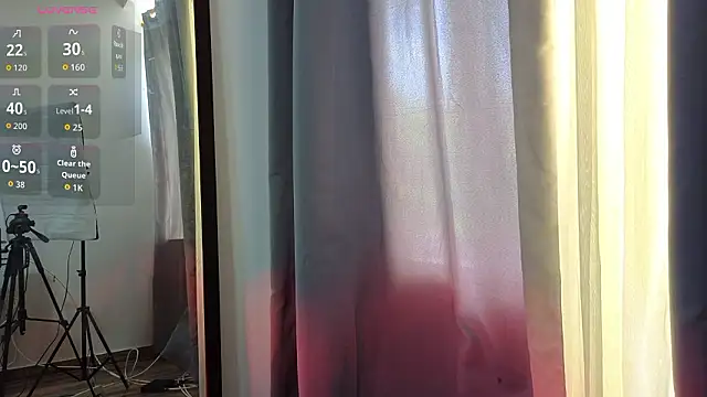 Snapshot of Emma_Revees chatting on March 29, 3:01 pm Emma Revees online show from March 29, 3:01 pm