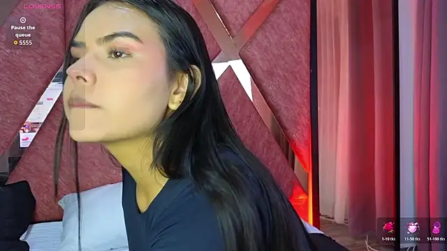 Snapshot of Emma_Revees chatting on April 2, 3:37 am Emma Revees online show from April 2, 3:37 am