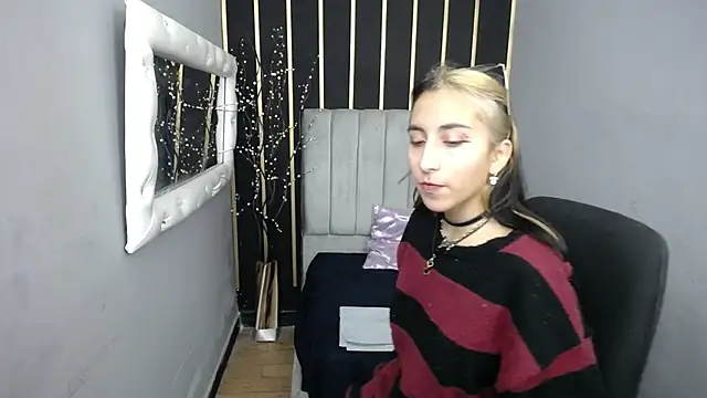 Snapshot of moon_shut chatting on March 7, 12:35 pm moon shut online show from March 7, 12:35 pm