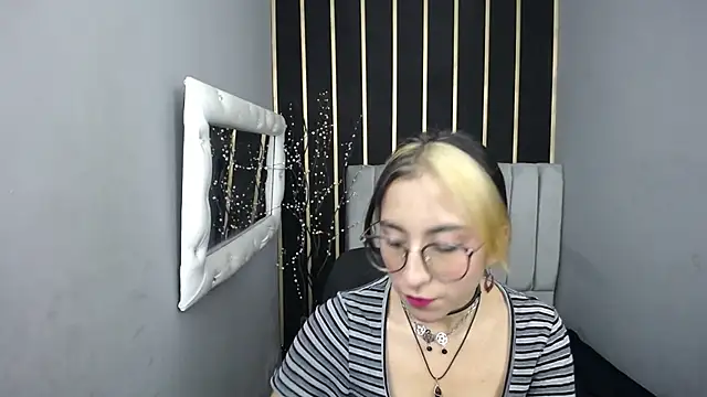 Snapshot of moon_shut chatting on March 13, 12:23 pm moon shut online show from March 13, 12:23 pm