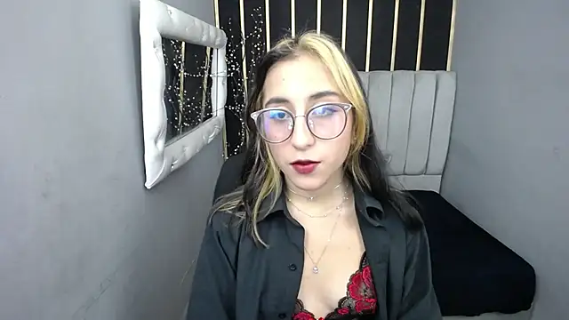 Snapshot of moon_shut chatting on March 18, 1:47 pm moon shut online show from March 18, 1:47 pm